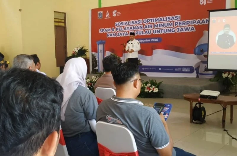 Bupati Kepulauan Seribu Muhammad Fadjar Churniawan melakukan sosialisasi Sistem Penyediaan Air Minum (SPAM) dan layanan air minum perpipaan kepada warga di Pulau Untung Jawa, Rabu (19/8/2026). Foto. Pemkab Kepulauan Seribu