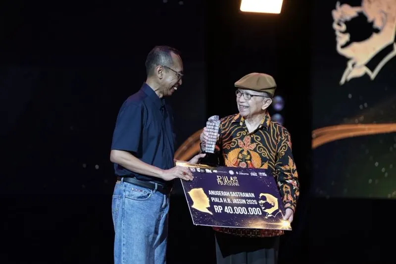 Saini KM menerima Anugerah Sastra HB Jassin 2026 atas perjalanan lebih dari 50 tahun berkarya untuk sastra Indonesia di Malam Anugerah Piala HB Jassin 2026 yang digelar di TIM, Menteng, Jakarta Pusat, Sabtu (17/10/2026). Foto: Pemprov DKI