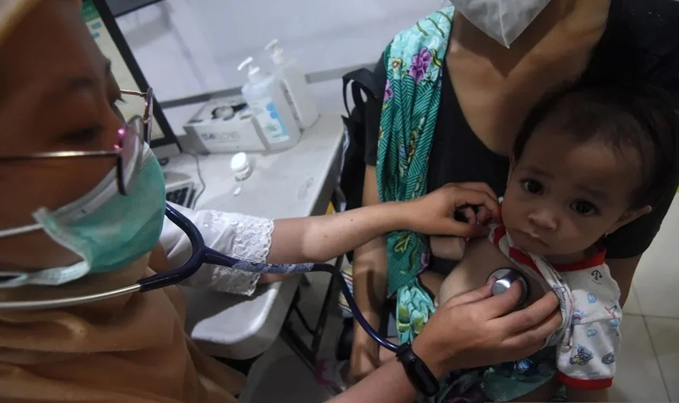 Dokter memeriksa kesehatan pasien bergejala Infeksi Saluran Pernapasan Akut (ISPA) di Puskesmas Kecamatan Mampang Prapatan, Jakarta Selatan, Jumat (11/8/2023). Foto: ANTARA