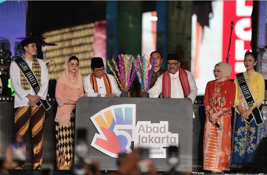 Kemeriahan malam puncak perayaan HUT Kota Jakarta ke-499 yang sekaligus menjadi momen peluncuran Logo Lima Abad Jakarta. Sumber: Jakarta.go.id