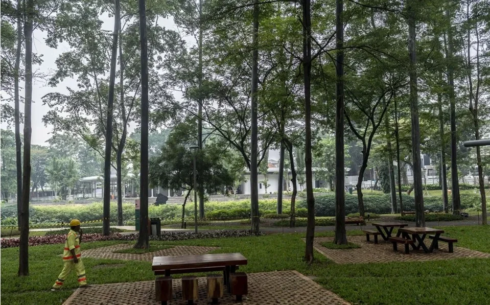 Ilustrasi - Pekerja berjalan di Tebet Eco Park, Jakarta Selatan, Rabu (15/6/2022). Foto: ANTARA