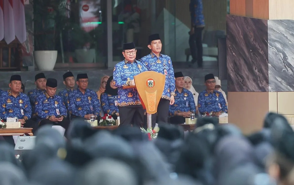 Gubernur DKI Jakarta, Pramono Anung, menjadi inspektur upacara peringatan Hari Sumpah Pemuda ke-98 di Balai Kota Jakarta, Rabu (28/10). Foto: Pemprov DKI