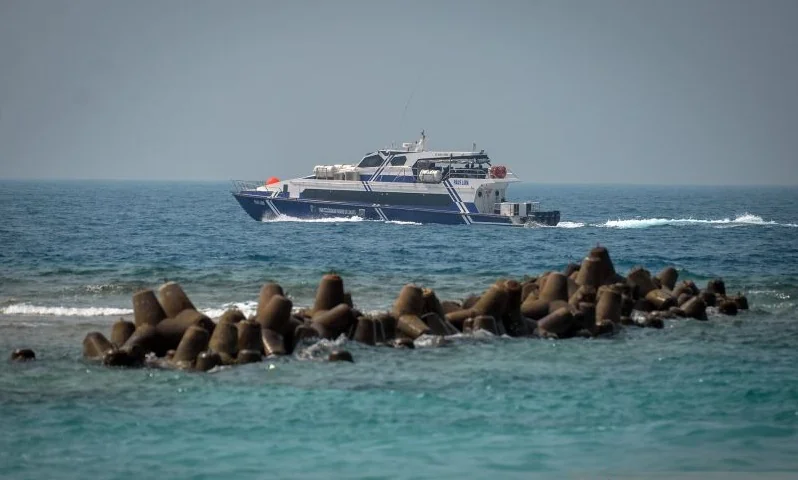 Kapal Dinas Perhubungan (Dishub) DKI Jakarta melintas di dekat beton pemecah ombak di Pulau Pari, Kepulauan Seribu, Jakarta, Jumat (28/8/2026). Dishub DKI Jakarta memastikan pengelolaan kapal Dishub rute Kepulauan Seribu dialihkan kepada PT Transjakarta m