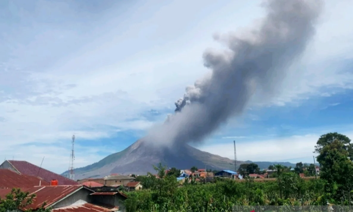 Erupsi Gunung Sinabung di Kabupaten Karo, Sumatera Utara pada Senin (31/8/2026). Foto: Badan Geologi.