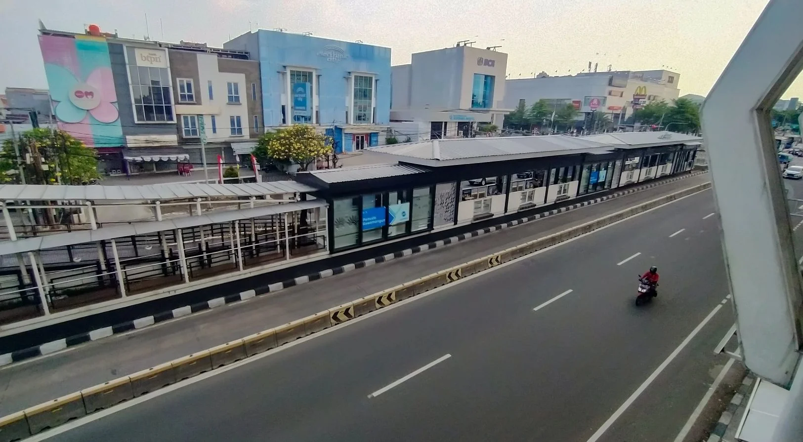 Halte Pemuda Rawamangun adalah salah satu halte pemberhentian Transjakarta di sepanjang Jalan Pemuda. Foto: Wikipedia