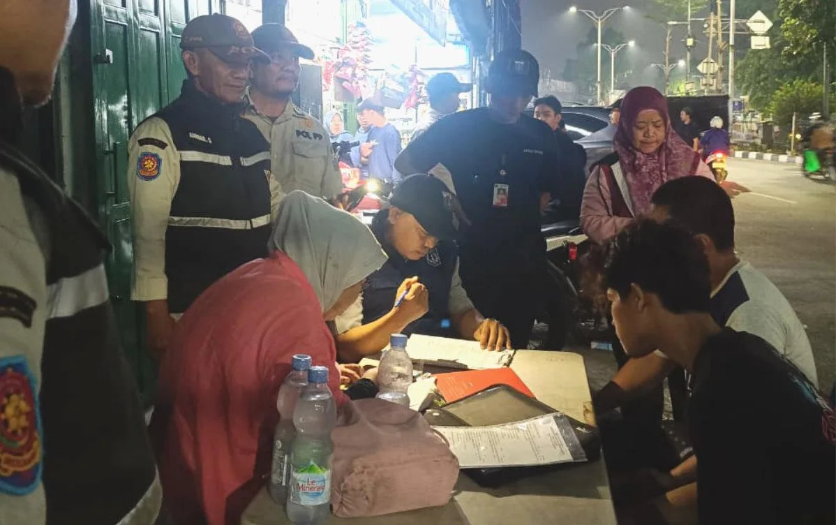 Sebanyak 25 pelaku pembuang sampah sembarangan berhasil diamankan dalam Operasi Tangkap Tangan (OTT) di Jalan Raya Bogor, Kelurahan Kramat Jati, Jakarta Timur, pada Jumat (23/10) malam hingga Sabtu (24/10) pagi, Foto: Pemkot Jaktim