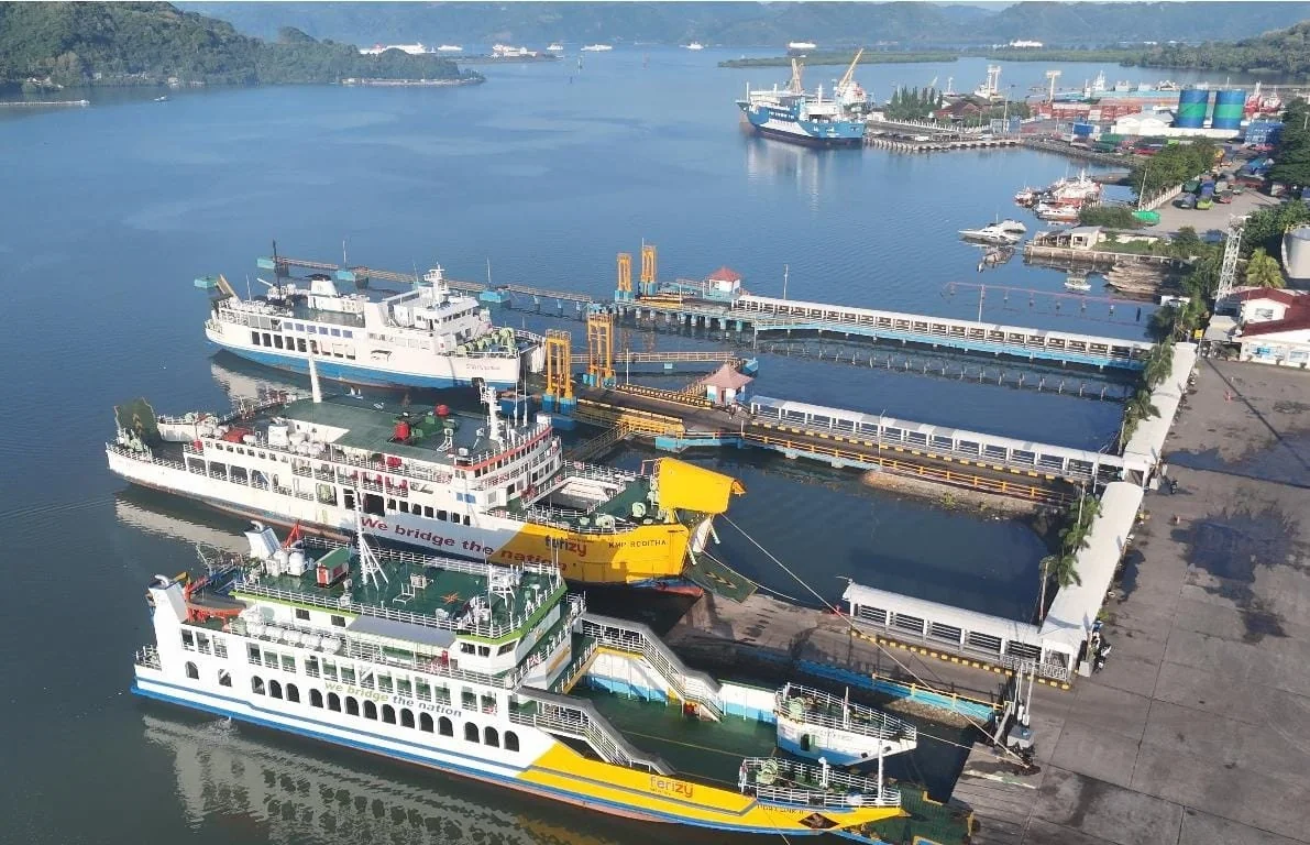 PT ASDP Indonesia Ferry (Persero) merupakan perusahaan pelayaran penyeberangan terbesar di dunia setelah berhasil mengoperasikan 225 unit kapal laik laut yang melayani lebih dari 290 rute penyeberangan di seluruh Tanah Air. Foto: ASDP