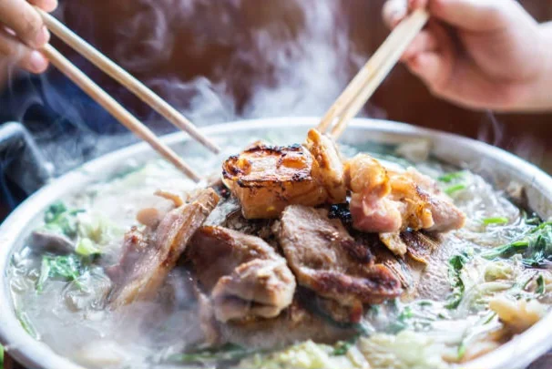 Pemkot Jakarta Barat menguji sampel daging dari warung lapo di Cengkareng yang diduga menjual daging anjing. Hasil laboratorium menjadi dasar penindakan. (Foto: iStockphoto/Ilustrasi)
