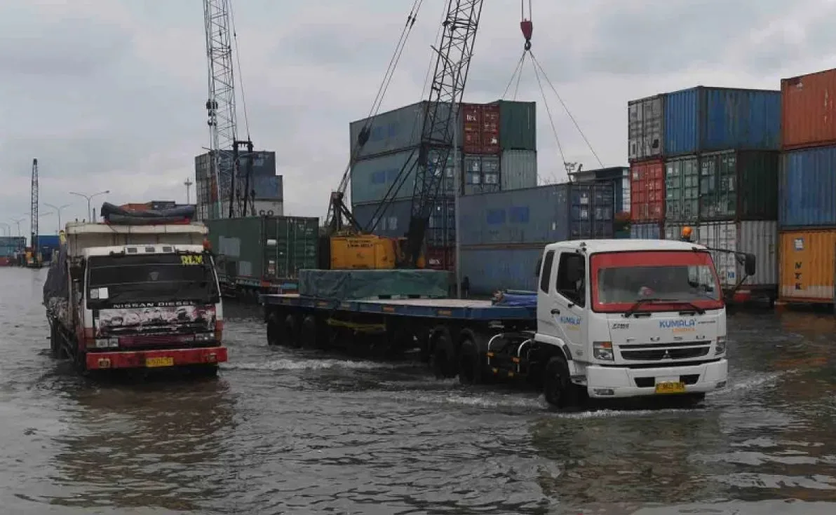 Truk melintasi banjir rob di Pelabuhan Sunda Kelapa, Jakarta, Selasa (7/12/2021). Akibat banjir rob di pelabuhan tersebut sejumlah aktivitas bongkar muat barang menjadi terhenti. Foto: ANTARA