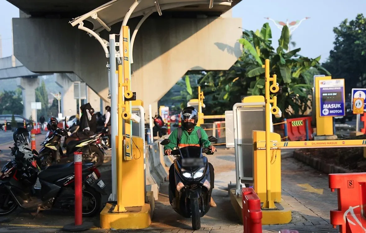 Pansus Tata Kelola Perparkiran DPRD DKI Jakarta merekomendasikan pemasangan kamera pengawas berbasis kecerdasan buatan (artificial intelligence/AI) di seluruh lokasi parkir on street atau tepi jalan. Foto: beritajakarta