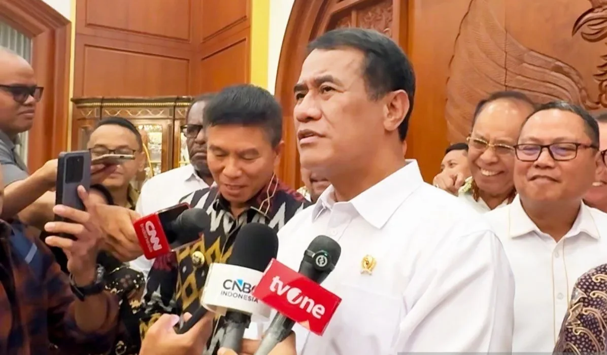 Menteri Pertanian Andi Amran Sulaiman memberi keterangan kepada awak media usai Rapat Koordinasi Percepatan Pengembangan Bioetanol secara terbatas yang dilaksanakan bersama 44 bupati dari berbagai daerah sentra produksi di Jakarta, Senin (21/9/2026). Foto