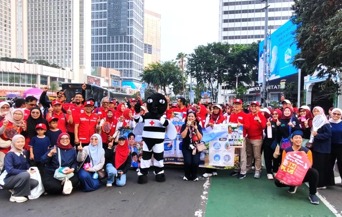 Palang Merah Indonesia (PMI) bersama Dinas Kesehatan DKI Jakarta melakukan kampanye pencegahan penyakit Demam Berdarah Dengue (DBD) saat kegiatan Hari Bebas Kendaraan Bermotor (HBKB) di kawasan Bundaran HI, Jakarta Pusat. Foto: beritajakarta