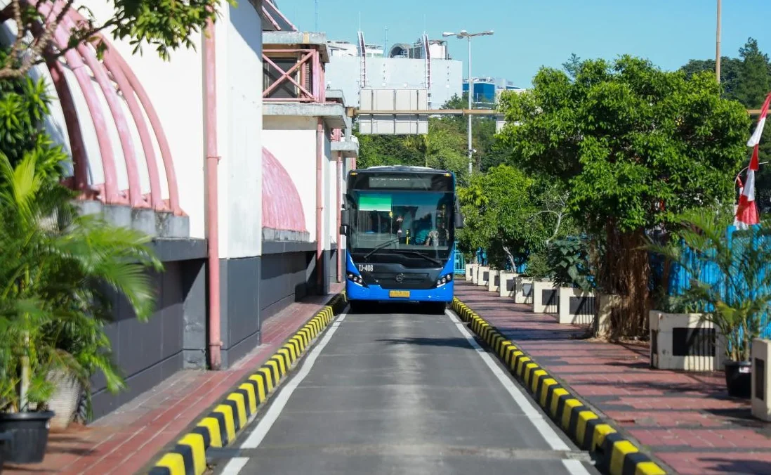 Gubernur DKI Jakarta Pramono Anung memutusakan tarif Transjabodetabek rute Blok M-Bandara Soekarno Hatta sebesar Rp15.000 mulai Selasa, 1 September 2026. Foto: Transjakarta