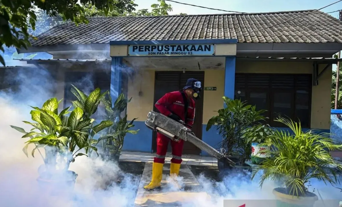 Arsip foto - Petugas melakukan pengasapan untuk mencegah mencegah penyebaran penyakit Demam Berdarah Dengue (DBD) di SDN Pasar Minggu 03, Jakarta Selatan, Kamis (4/4/2024). Foto: ANTARA