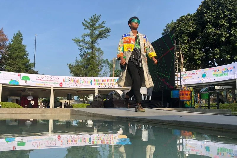 Dokumentasi - Seorang pelajar menampilkan rancangan busana yang terbuat dari daur ulang sampah anorganik di Taman Literasi Martha Chistina Tiahahu, Jakarta Selatan. Foto: ANTARA