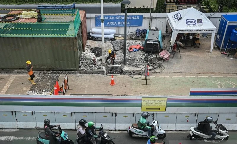 Dokumentasi - Pekerja menyelesaikan proyek revitalisasi di Jalan M.H. Thamrin, Jakarta, Senin (20/4/2026). Foto: ANTARA