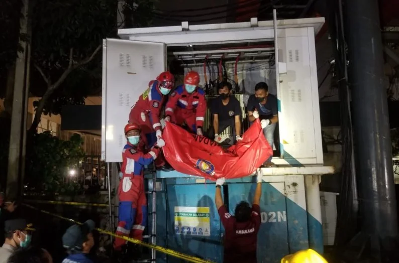 Seorang pria tanpa identitas atau Mr X ditemukan tewas diduga akibat tersengat listrik tegangan tinggi saat hendak mengambil kabel di gardu listrik yang digunakan untuk operasional kereta lintas raya terpadu (LRT) kawasan Pancoran, Jakarta Selatan, Selasa