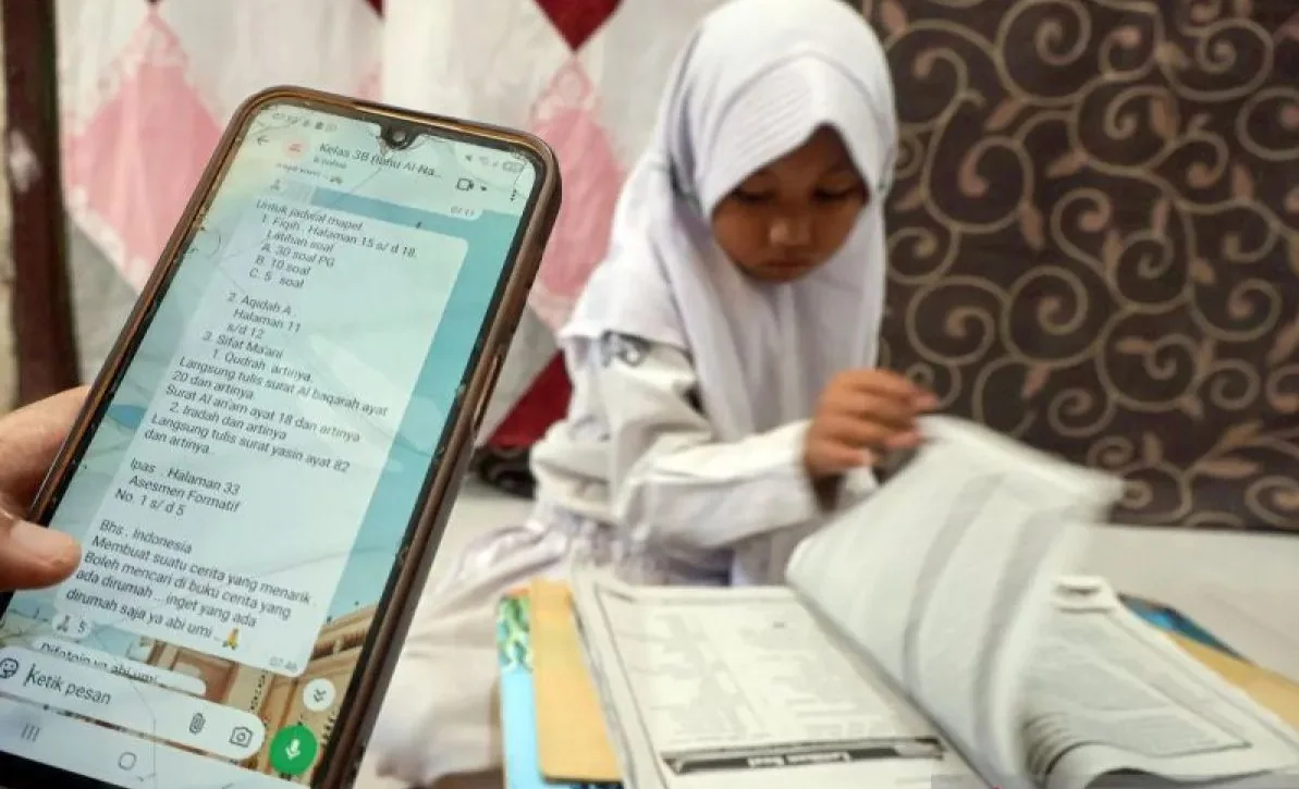 Ilustrasi: Seorang siswi Madrasah Ibtidaiyah Negeri 1 Depok mengikuti pembelajaran jarak jauh (PJJ) di rumahnya, Kota Depok, Jawa Barat, Senin (7/9/2026). Foto: ANTARA