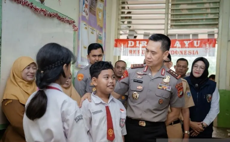 Kapolda Metro Jaya Komjen Pol Dadang Hartanto mengajak siswa SDN Gunung 01, Kebayoran Baru, Jakarta Selatan, membiasakan sikap tertib, disiplin, dan peduli terhadap sesama sejak dini, Senin (12/10/2026). Foto: Humas Polda Metro Jaya