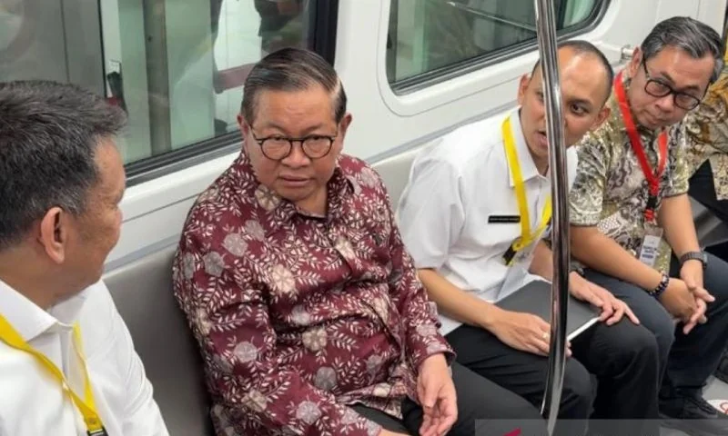 Gubernur DKI Jakarta Pramono Anung saat melakukan uji coba LRT rute Kelapa Gading-Manggarai, Senin (24/8/2026). Foto: ANTARA