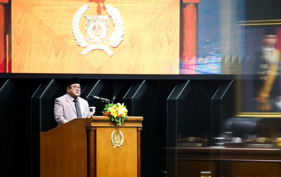 Wagub DKI Jakarta, Rano Karno, menyampaikan jawaban terkait Pandangan Umum Fraksi terhadap Rancangan Peraturan Daerah (Raperda) tentang APBD 2027 di Rapat Paripurna DPRD DKI Jakarta, Senin (19/10). Foto: Pemprov DKI