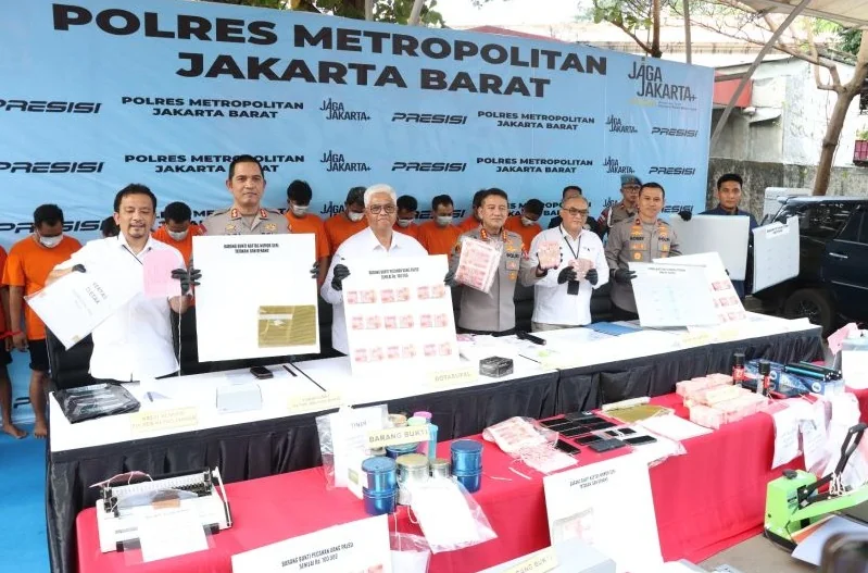 Jumpa pers di Polres Metro Jakarta Barat terkait pengungkapan sindikat produsen dan pengedar uang palsu, Senin (24/8/2026). Foto: Polres Metro Jakarta Barat