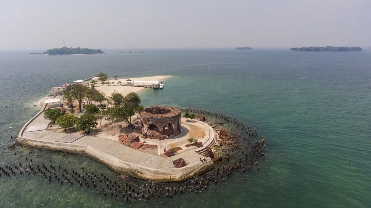 Terletak di antara gugusan Kepulauan Seribu, DKI Jakarta, terdapat sebuah pulau kecil bernama Onrust. Pulau ini menyimpan banyak sekali kisah masa lalu yang begitu kaya dan mengesankan sehingga keberadaannya tak boleh terlupakan. Foto: mitramuseumjakarta.