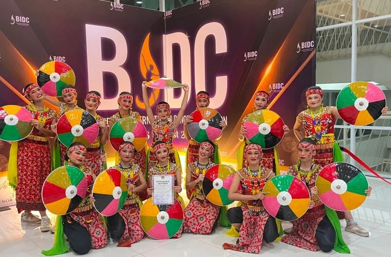 Sanggar binaan Suku Dinas Kebudayaan Jakarta Selatan, Svadara Warna Indonesia mengukir prestasi di panggung dalam ajang Bandung International Dance Competition (BIDC), Bandung, Selasa (25/8/2026). Foto: Svadara Warna Indonesia