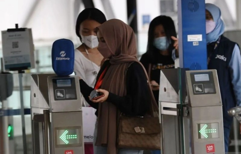 Warga menempelkan kartu pembayaran non tunai sebelum memasuki Halte Bus TransJakarta Centrale Stichting Wederopbouw (CSW) dari Stasiun MRT ASEAN di Jalan Sisingamangaraja, Kebayoran Baru, Jakarta, Rabu (8/6/2022). Foto: ANTARA