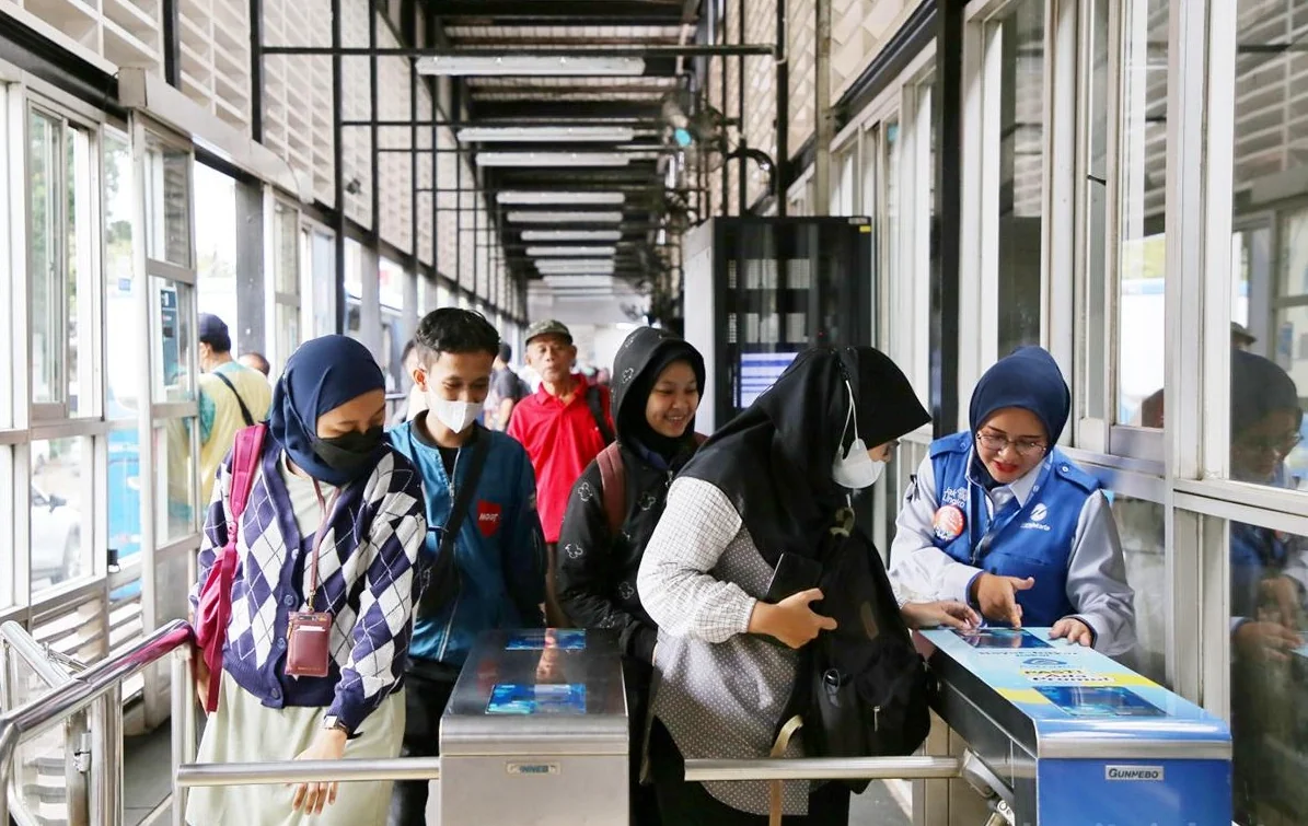 Pemerintah Provinsi (Pemprov) DKI Jakarta akan memperluas jangkauan penerima manfaat Kartu Layanan Gratis (KLG) dari 15 menjadi 21 golongan. Foto: beritajakarta