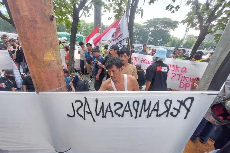 Massa menyiapkan atribut aksi, termasuk spanduk di depan Gedung DPR Jakarta pada Rabu (26/7/2026). Foto: ANTARA