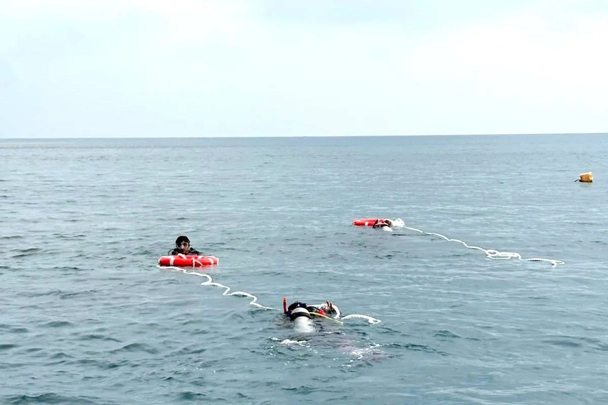 Sudin KPKP Kabupaten Kepulauan Seribu memasang 30 ring buoy di enam pulau untuk mendukung keselamatan masyarakat sekaligus menjaga kelestarian ekosistem laut di kawasan area perlindungan laut (APL). Foto: Pemkab Kep. Seribu