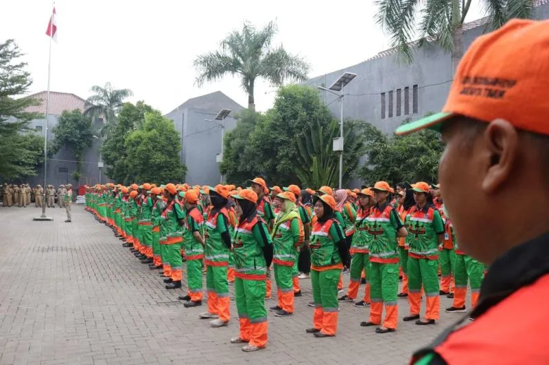 Dokumentasi - Petugas Dinas Lingkungan Hidup (DLH) DKI Jakarta. DLH DKI Jakarta membuka 264 lowongan kerja melalui program padat karya untuk penanganan sampah pada November-Desember 2026. Foto: Pemprov DKI Jakarta.