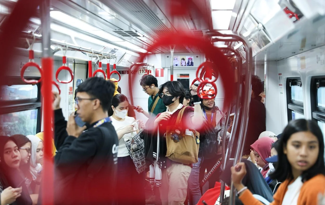 Penumpang menaiki kereta LRT Jakarta rute Kelapa Gading-Manggarai di Jakarta, Jumat (25/9). LRT Jakarta telah menetapkan tarif normal sebesar Rp5.000 usai uji coba dengan tarif Rp8 pada rute baru Velodrome-Manggarai maupun sebaliknya. Foto: beritajakarta