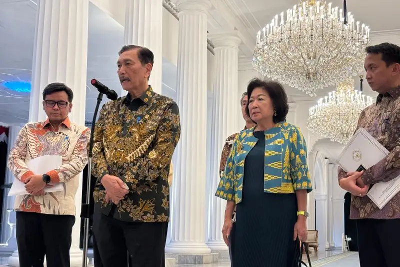 Ketua DEN Luhut Binsar Pandjaitan (kedua kiri) dan Wakil Ketua DEN Mari Elka Pangestu (kanan) memberikan keterangan usai bertemu Presiden Prabowo Subianto di Kompleks Istana Kepresidenan, Jakarta, Selasa (20/10/2026). Foto: ANTARA