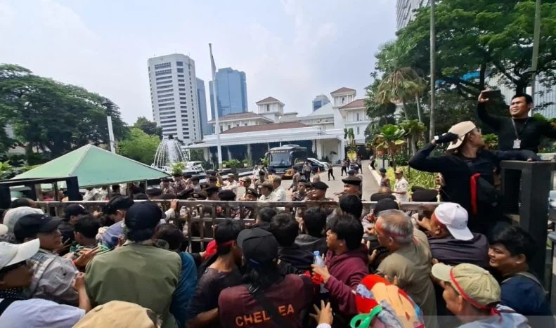Pedagang yang tergabung dalam Aliansi Pedagang Pasar Jakarta menyampaikan aspirasi terkait rencana revitalisasi pasar kepada Pemerintah Provinsi DKI Jakarta melalui aksi unjuk rasa di depan Balai Kota DKI Jakarta, Rabu (7/10/2026). Foto: ANTARA