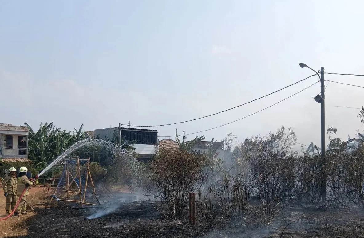 Petugas berupaya memadamkan api di lahan yang berada di Jalan Pelindo 2, Cilincing, Jakarta Utara, Selasa (15/9/2026). Foto: Gulkarmat Jakut dan Kep. Seribu