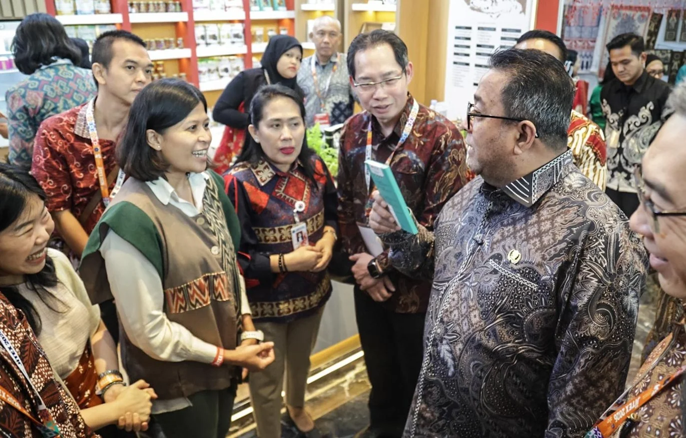 Wakil Gubernur DKI Jakarta, Rano Karno melihat salah satu stan produk UMKM. Ajang ini mempertemukan pelaku usaha, investor, buyer, pemerintah, UMKM, serta mitra internasional melalui pameran, business matching, forum bisnis dan investasi, hingga berbagai