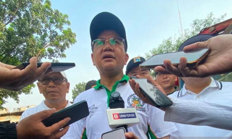 Wali Kota Jakarta Selatan Syafrin Liputo memberikan keterangan kepada wartawan usai kegiatan kerja bakti di wilayah Petukangan Utara, Pesanggrahan, Jakarta, Minggu (9/8/2026). Foto: ANTARA