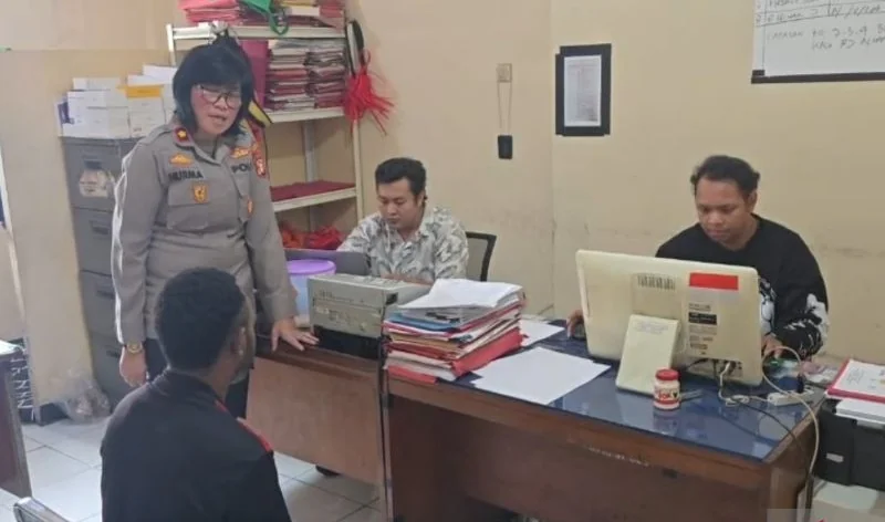 Polisi amankan seorang pria tanpa busana di Jalan Raya Lenteng Agung, Jagakarsa, Jakarta Selatan, Rabu (19/8/2026). Foto: ANTARA