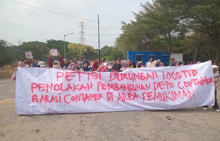 Warga Kirana Rorotan, Jakarta Utara, menolak rencana pembangunan depo kontainer karena dinilai tak sesuai tata ruang dan mengkhawatirkan lalu lintas. (Foto: Kabarjakarta.com)