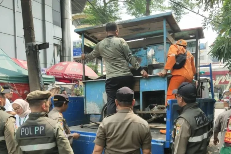 Satpol PP Jakarta Selatan menertibkan pedagang kaki lima (PKL) di kawasan Jalan Melawai III, Blok M Square, Kelurahan Melawai, Kecamatan Kebayoran Baru, Jakarta Selatan, Kamis (4/6/2026). Foto: Satpol PP Jakarta Selatan.
