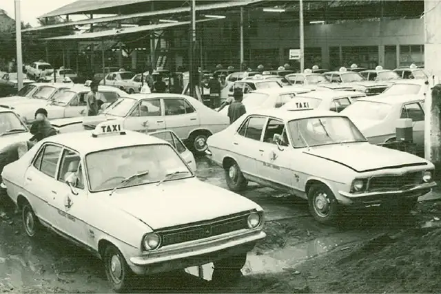 Dokumentasi - 25 unit armada Bluebird Holden Torana mulai mengaspal di Jakarta pada tahun 1972 untuk menjadi rekan mobilitas masyarakat menuju lokasi tujuan. Taksi generasi pertama itu menggunakan sistem tarif berdasarkan argometer. Foto: Bluebird.