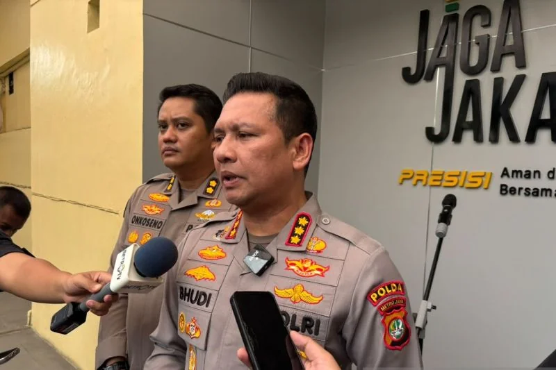 Kabid Humas Polda Metro Jaya Kombes Pol Budi Hermanto saat memberikan keterangan pers di Mapolda Metro Jaya, Senin (24/8/2026). Foto: ANTARA