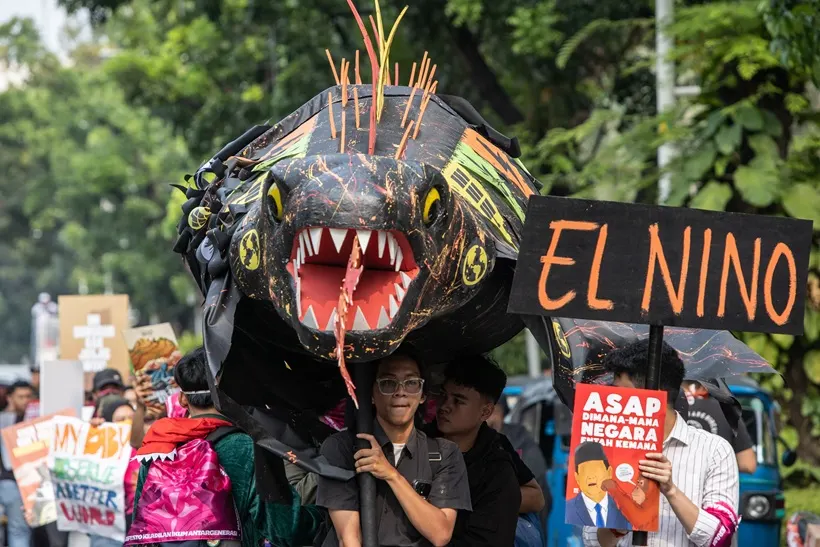 Koalisi Orang Muda untuk Keadilan Iklim melakukan long march dari Kedutaan Besar AS menuju Patung Kuda pada momentum menuju 100 tahun Sumpah Pemuda dengan mengarak “Monster Godzilla El Niño&quot;. Foto:  Koalisi Orang Muda
