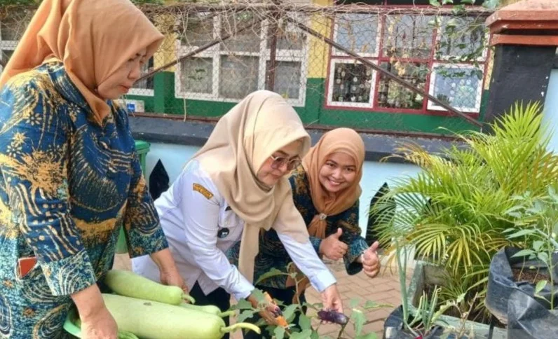 Kelurahan Pinang Ranti mengolah daun-daun kering menjadi pupuk organik di Kecamatan Makasar, Jakarta Timur, Kamis (27/8/2026). Foto: Pemkot Jakarta Timur.