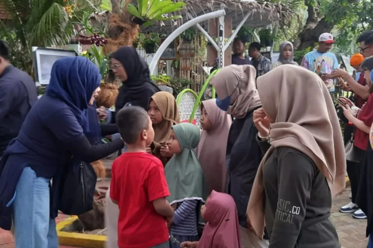 Sejumlah pengunjung mendatangi stan Kabupaten Kepulauan Seribu di Pameran Flora dan Fauna (Flona) Jakarta. Foto: Pemkab Kepulauan Seribu