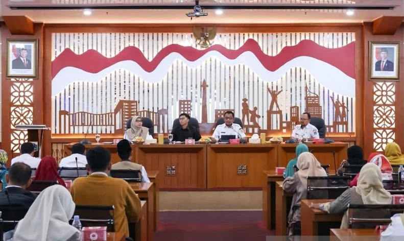 Rapat sosialisasi wajib belajar 1 tahun prasekolah yang diikuti oleh Pemkot Jakarta Pusat, pengurus Bunda Pendidikan Anak Usia Dini (PAUD), organisasi guru PAUD, perwakilan organisasi perangkat daerah (OPD), lurah dan camat se-Jakpus, di Ruang Pola Kantor