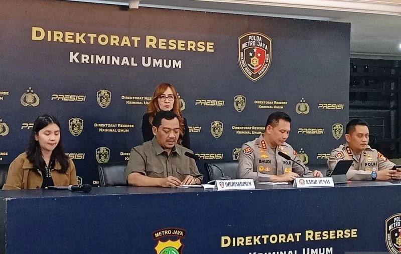 Direktur Reserse Kriminal Umum Polda Metro Jaya Kombes Pol Iman Imanuddin (dua dari kiri) memberikan keterangan dalam konferensi pers di Mapolda Metro Jaya, Jakarta, Kamis (27/8/2026). Foto: ANTARA