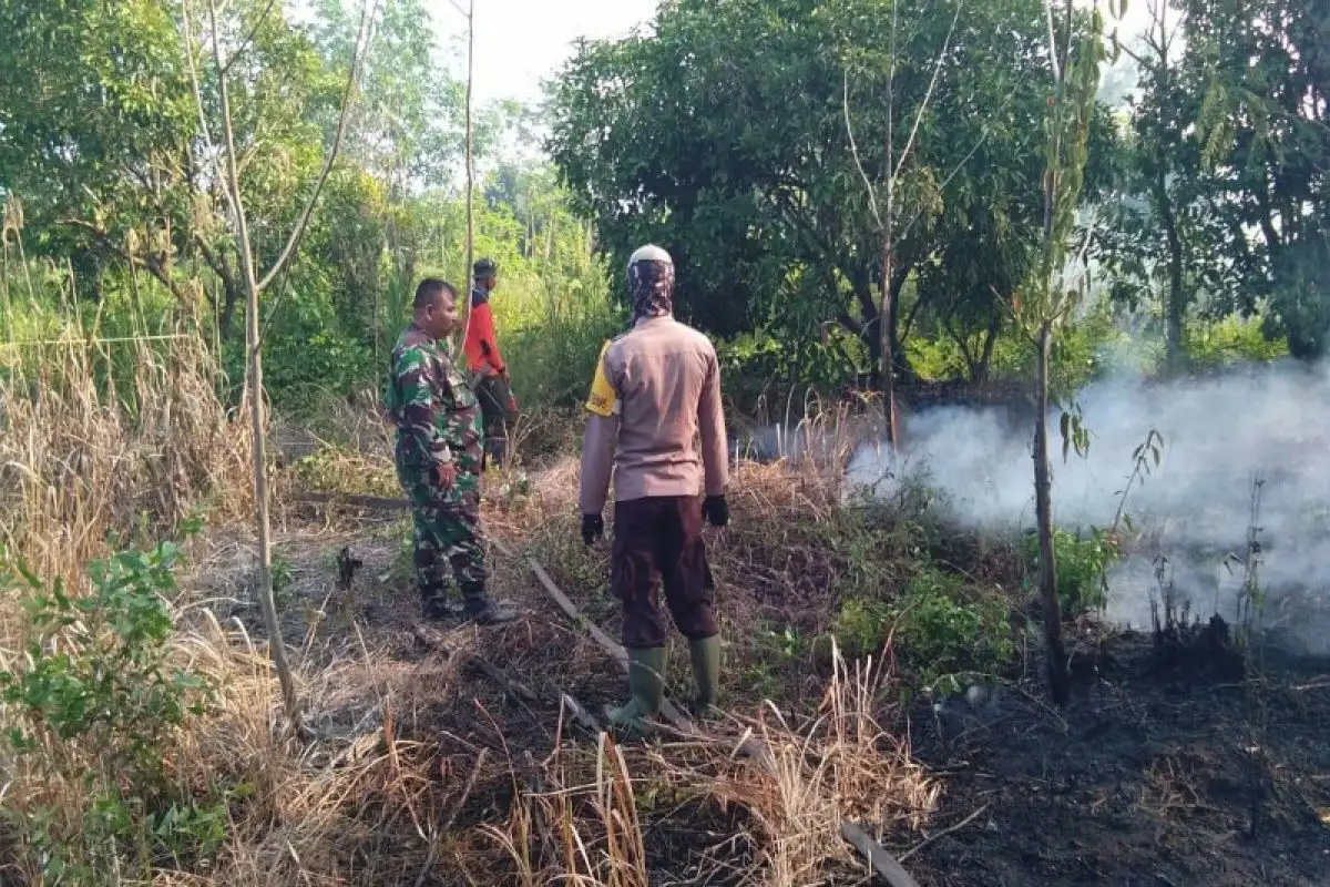 Petugas gabungan berupaya mamadamkan Kebakaran Hutan dan Lahan (Karhutla) di Desa Henda Kecamatan Jabiren Raya. Petugas menduga100 persen karhutla yang terjadi di kabupaten Pulang Pisau akibat sengaja dibakar. Foto: Polsek Jabiren Raya
